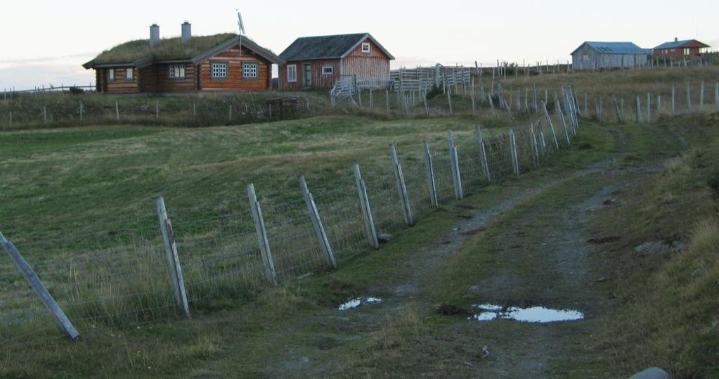 Løa på Køllestølen står ved bredden av Valtjernet.