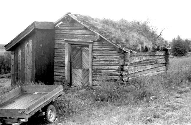 Til stølstunet hører også et gammelt fjøs og ei bu som også er rustet opp.