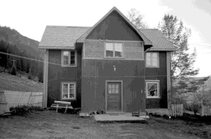 (0542-022-191) Selet på Eivasstølen er bygd på i bredden med bl.a. takløft og sval. Skifertaket er erstattet med torv.