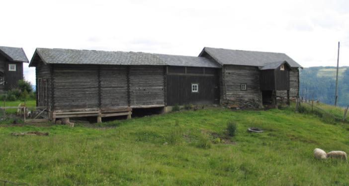 nytt redskapshus med oppløft mot tunet.