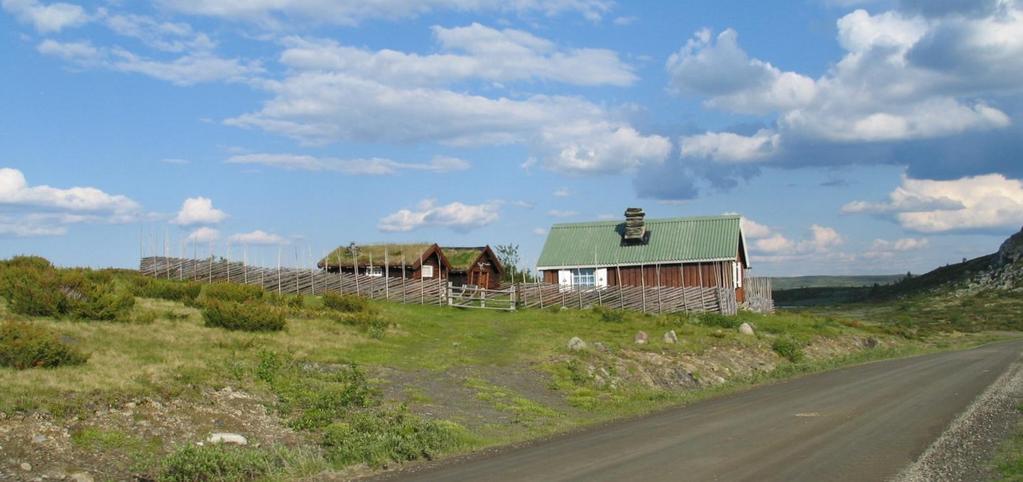 Valtjernstølen. Ved undersøkelsen for 1. omverv i 2000 var Fjellstølen i ferd med å bygges opp igjen med bl.a. hus fra andre støler på "Stølsvidda" og fra bygda (innfelt foto til høyre).