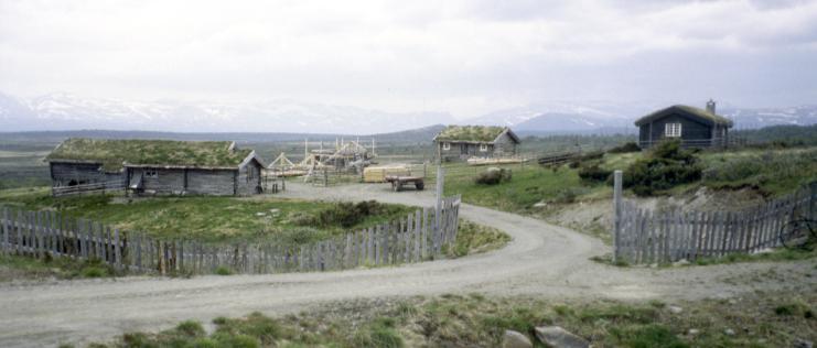 dag. (0542-002-039) Hovedhuset på "Speiderhytta" i setergrenda Valtjernstølen har bakgrunn som sel på stedet, men har