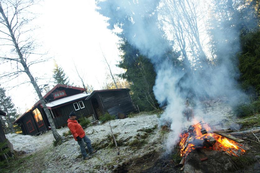 SMALAHOVE TIL BORDS: So god stemning er det på Sunnfjordhytta når det ei helg kvar haust kjem smalahove, kålrot og poteter på bordet. FOTO: Agnar K. Folk må pga.