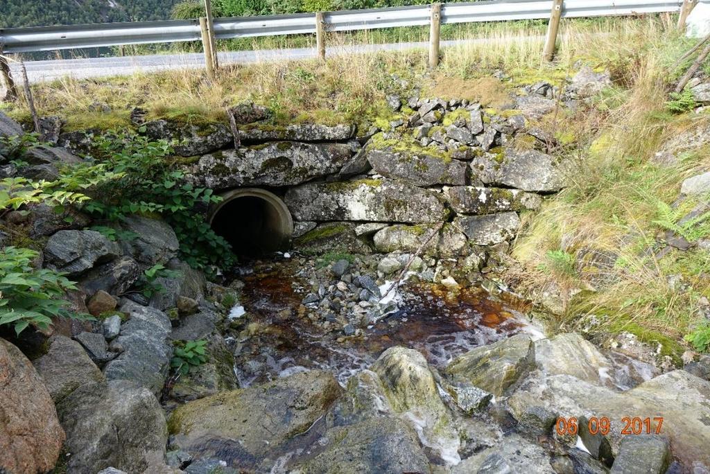 4 DIMENSJONERING LYSOPNINGAR Elva går gjennom ein røyrkulvert under Fylkesveg 92. Per dags dato er denne 1000 mm og har då ein kapasitet på 1250 l/s (Tabell 1 og Figur 16).