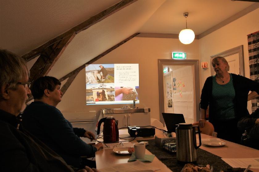 Etter besøket på E-huset dro vi til forvaltningsknutepunktet på Nes hvor vi fikk møte daglig leder i stiftelsen Vegaøyan verdensarv, Rita Johansen.