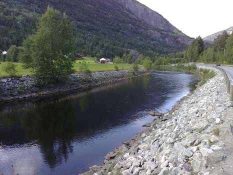 Figur 7. Kanalisering av elveløpet fra kraftverket og ca 0,5 km nedstrøms (øverst) og flytting og plassering av elveleiet i forbindelse med utvidelse av E 134 (nederst).