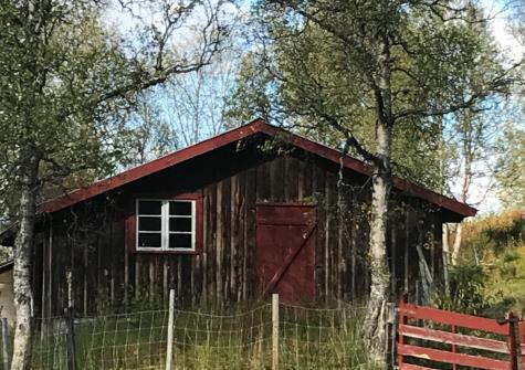 tillatelser som tidligere er gitt. Dersom det skal tillates ytterligere fasadeendringer bør dette være med på å styrke bygningens uttrykk som seterfjøs/uthus.