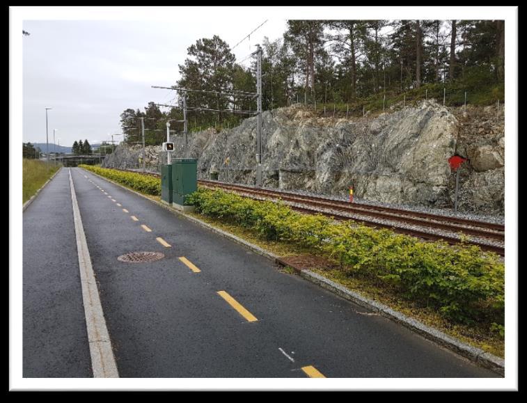 representative dagstrekninger på C11. En dagstrekning er en strekning uten tunnel, holdeplass eller bro, og har betongfundamenter for kjøreledningen (KL) (1).