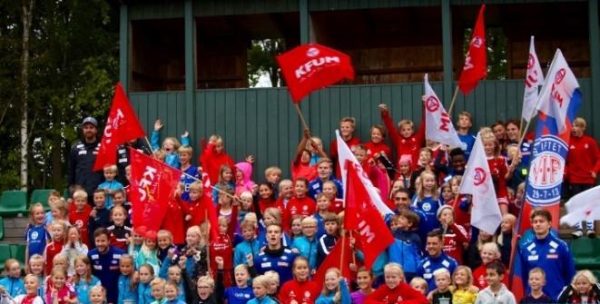 Innhold UNDERHOLDNING FOR ALLE «All-star-kamp» - Vålerenga-bohemer stiller til kamp mot lag fra arrangøren Tippenshow for småbarna.