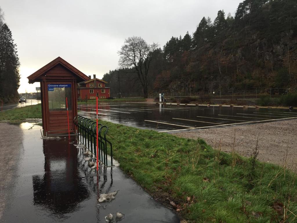 Innfartsparkeringen på Grovane med p-plass og nytt busstopp med sykkelparkering. Anlegget er bygd for innbyggere i Iveland kommune og øvre deler av Vennesla kommune.