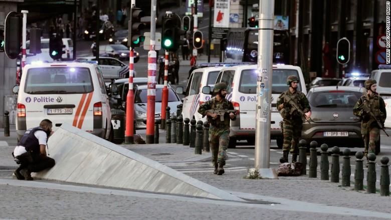 Status kl 17.30 NTNU ansatte og studenter bekreftes involvert IE fakultetets ledergruppe er ved metroen da bomben går av. En person er skadet. Flere fakultet har ansatte og / el.