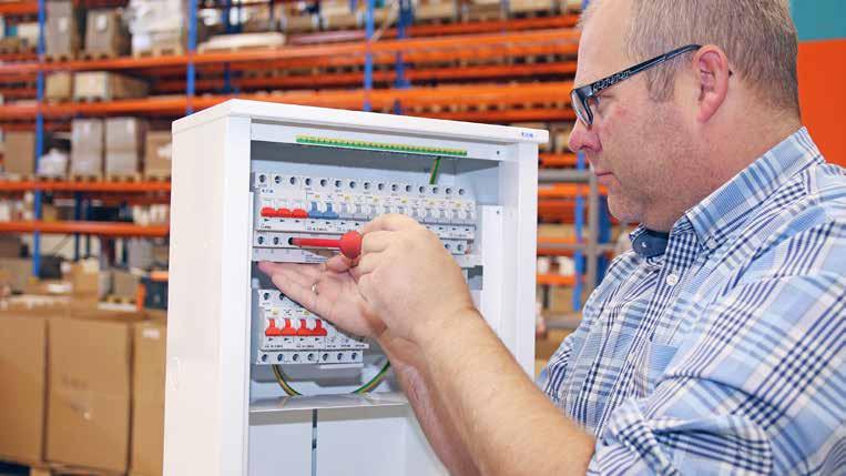 Utnytt stordriftsfordelene med at Elektroskandias montører setter sammen skapene du eller dine elektrikere skal installere.