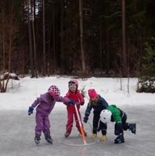 hallen, i stedet for å gå i skogen. Dette for å skape en trygg og fin hverdag til det beste for barna. Skøyter og ski har vi brukt mye, og vi har hatt aktiviteter i hallen.