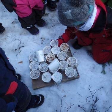 Barna var veldig interessert i ingrediensene, så de fikk en kopp hver full av frø som de kunne se og kjenne litt på mens fettet smelta.