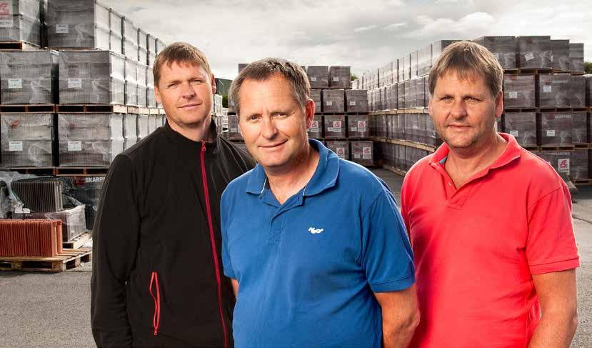 LYSE UTSIKTER. Familieforetaket Skarpnes AS vokser seg større, til glede for eierne Jørn (t.v.), Jens og Jon Tveite og de omlag 40 medarbeiderne på fabrikken.