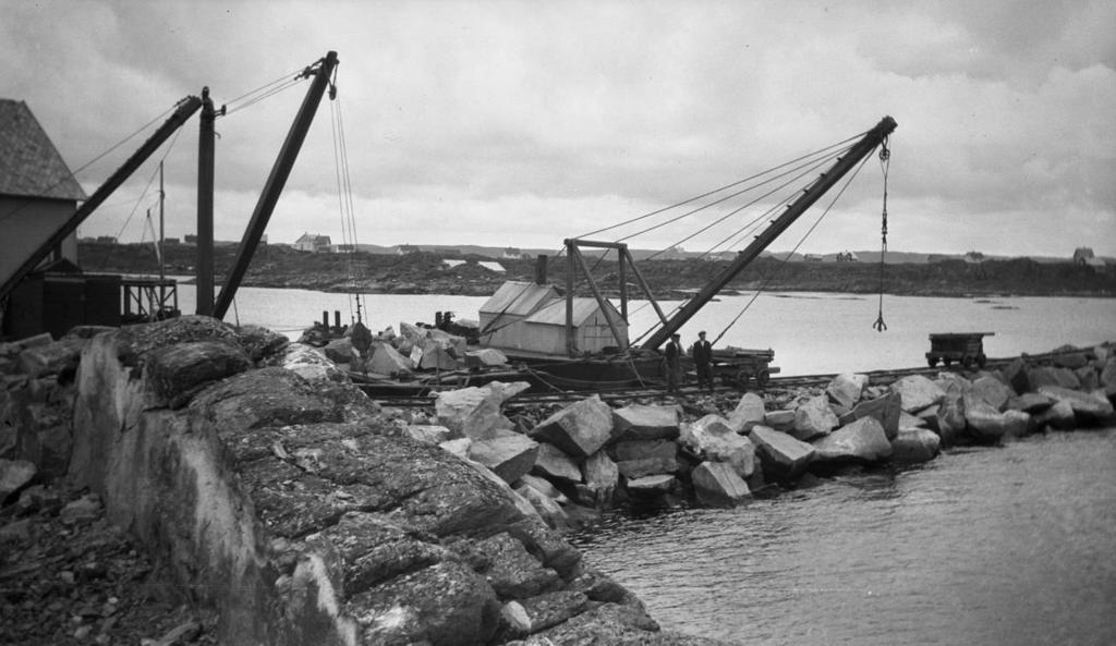 Bygging av moloen sør-øst for Mortholmen. Foto: Kristian Berge Utbedringene og bygging av moloene ble avsluttet i 1921, og man skulle da tro at alle var fornøyde, - men slik ble det ikke.