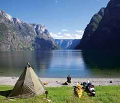 Sognefjorden har fleire spesielle fjordarmar som strekkjer seg inn mellom stupbratte fjell og endar i små, idylliske bygder.