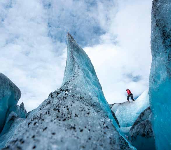 I Jostedalen, Fjærland og fleire andre stader kan du bli med erfarne og lokalkjende breførarar på brevandring. På Nigardsbreen i Jostedalen er det mellom anna daglege familieturar heile sommaren.