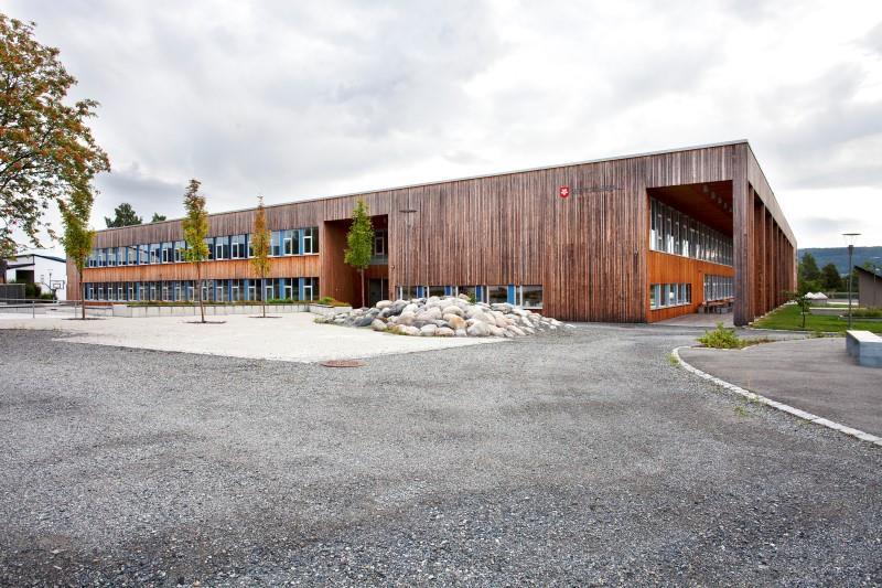 Høvik skole Fysisk læringsmiljø, arealbruk og funksjonalitet Høvik skole holder til i et nybygg fra 010. Skolen er en 1-10 skole med 86 elever/ 8 klasser i skoleåret 017-18.