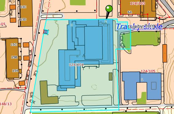 Skolebygningen er fra x år og består av to etasjer. Tilknyttet skolebygningen er også idrettshallen, Tranbyhallen. Bygningen oppleves som lukket og uoversiktlig, og logistikkmessig tungvint.