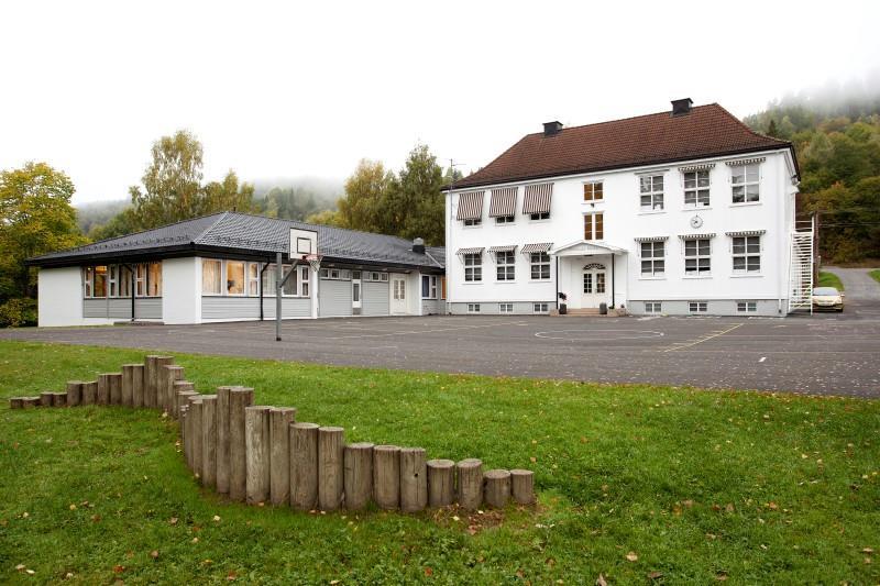 Skolen har en skolebygning fra 19 og et tilbygg fra 1970-tallet.