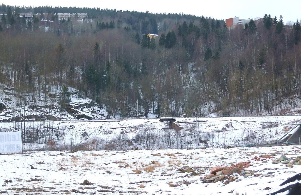 27 av 32 tunnelåpningen. Alt i alt vurderes dette likevel av lite negativt omfang siden området er så avgrenset og de tyngste anleggselementene ligger i bakkant av tomten og inn mot skråningen.