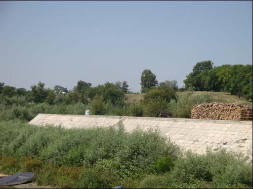 Foto 1: Dana 1, reabilitata in 2003-2004 Sursa: SC IPTANA SA - sub casetele din beton armat prefabricat, taluzul este protejat cu imbracaminte din anrocamente de piatra bruta de