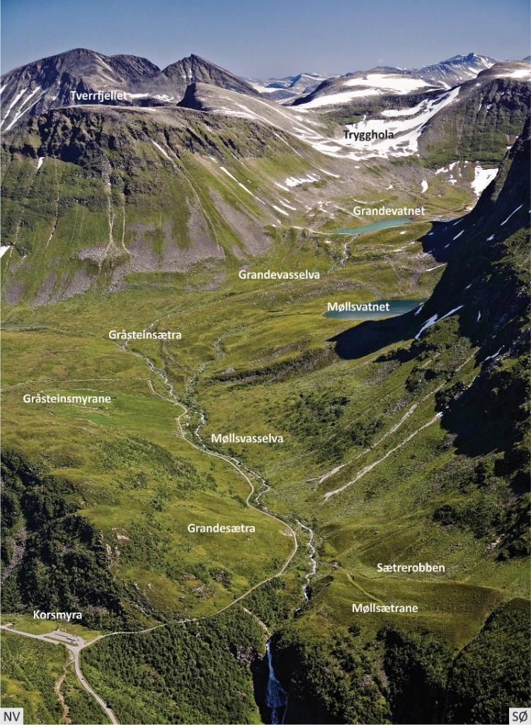 2: Over: Oversikt over deler av studieområdet, sett mot øst-sørøst i sidedalen mot Grandevatnet. Deler av Gråsteindalen i forgrunnen. Foto: Rønneberg og Loftesnes (2009). Figur 2.
