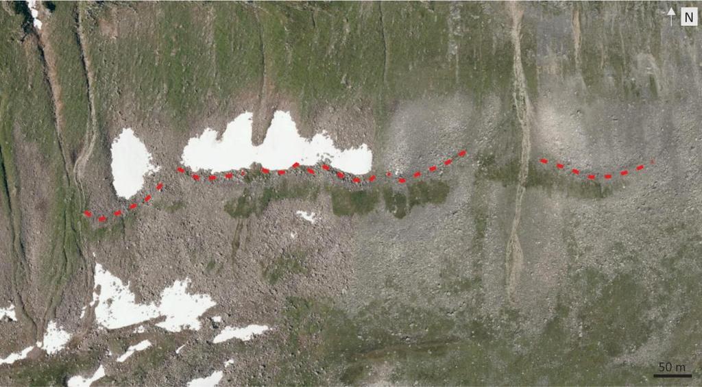 I sørskråningen mot Tverrfjellet (1534 m o.h.) og mellom 1139 m o.h. og 1173 m o.h. ligger det en ca. 550 m lang rygg.