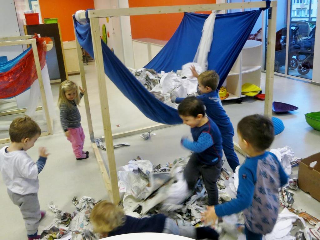 De fleste materialene som barna møtte var blitt plassert på gulvet for å innby til at barna kunne bruke hele kroppen til å sanse installasjonene.