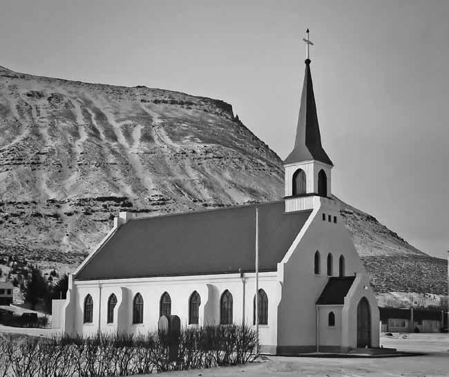 Þingeyrarkirkja vera sóknarkirkjan. Áfram er þó gert ráð fyrir því að messa í Hnífsdalskapellu á stórhátíðum. Einnig má geta þess að í maí s.l. var gengið frá því að Sæbólskirkja á Ingjaldssandi var friðlýst.