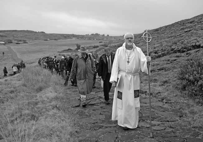 Sr. Gunnþór leiðir göngu til helgistundar í Stekkjargjá á Þingvöllum boðun og trúartjáningu.