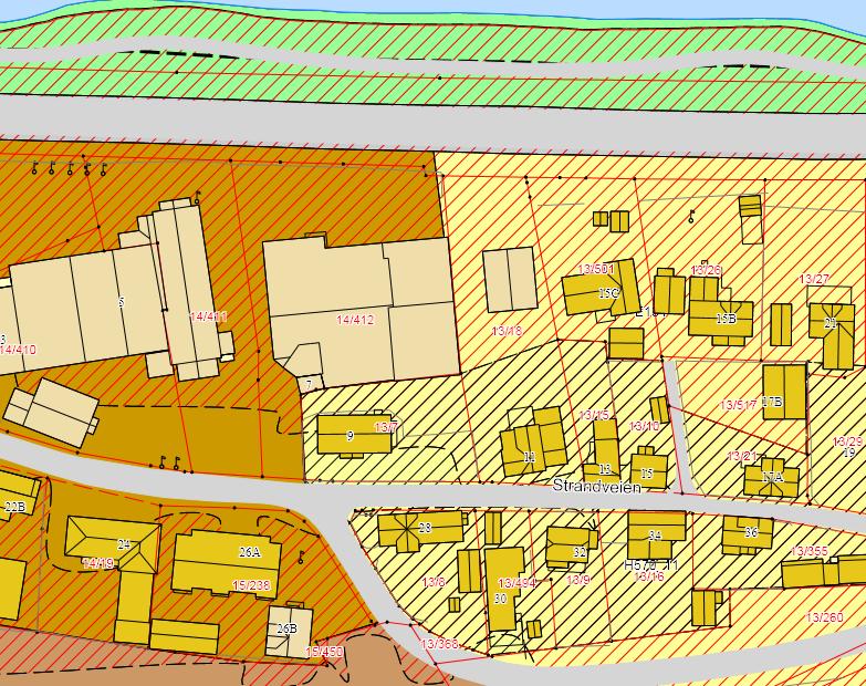 I gjeldende kommuneplan er Strandveien 7 avsatt til sentrumsformål og Strandveien 9 og 11 avsatt til boligformål (A).