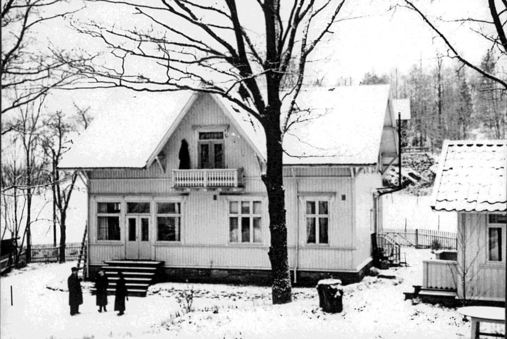 . Nøyaktig når bildet over er tatt, sier ikke filen fra bildeeier Telemark museum noe om. Bildet viser den spisse arken i taket, som fantes på begge sider av huset jf. tegningene fra Ætt og Annet.