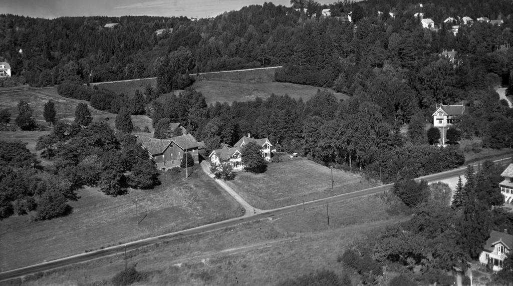 Her er et bilde av Øvald gård i all sin prakt. Det er fra 1959 og trafikken på Nystrandveien, eller Sørlandske hovedvei, er ikke øredøvende.