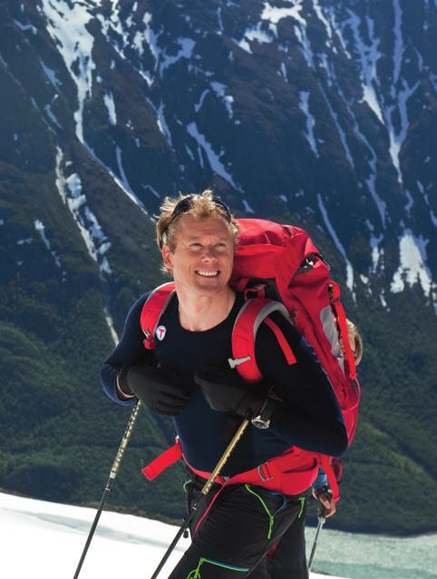 DNT 10 ÅR INNHOLD FOTO: SINDRE THORESEN LØNNES FORSIDEN: SKITUR PÅ FONDSBU MED UTSIKT OVER URANOSTIND. FOTO: SINDRE THORESEN LØNNES. Daglig leder, Henning Hoff Wikborg.