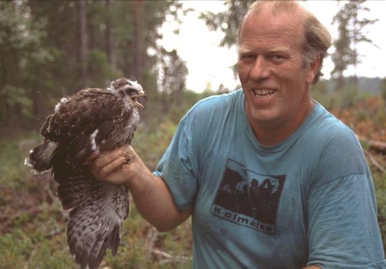 J.Ingar I.Båtvik NATUR I ØSTFOLD 20(1/2) 2001 Jo Ranke er en av de som, sammen med sønnen Peter, merker mest av alle merkerne i fylket. Her sitter han med en musvåkunge i Tombdalen i Råde i juni 1992.