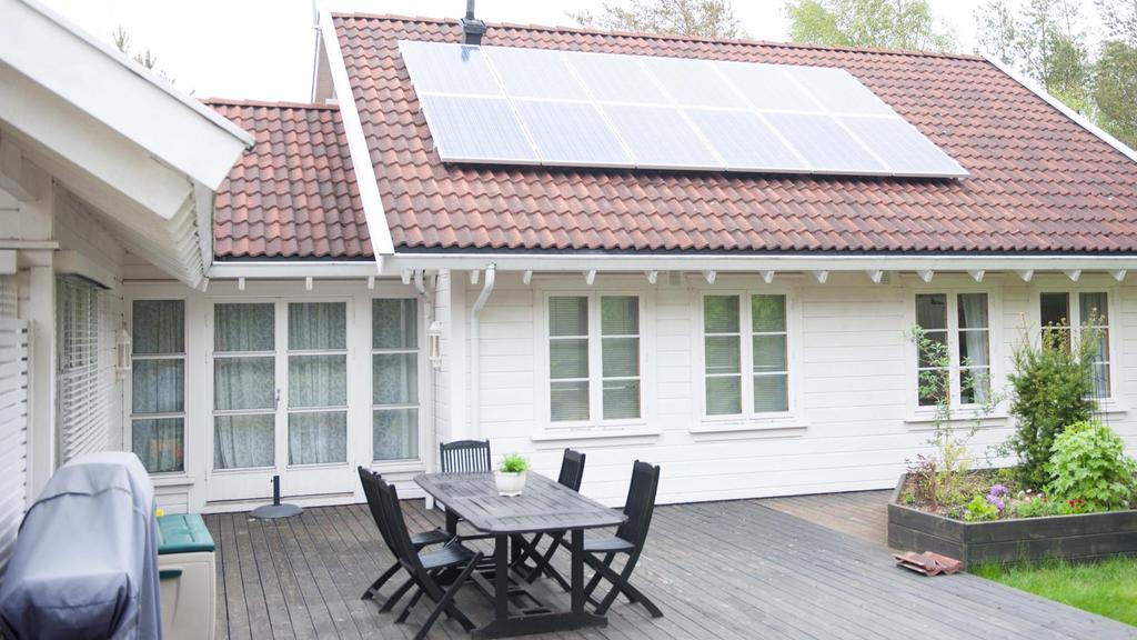 Et typisk solcelleanlegg I dag koster et solenergianlegg til en privatbolig et sted mellom 50.000 og 150.000 kroner. Typisk størrelse på anlegg: 3-5 kw.