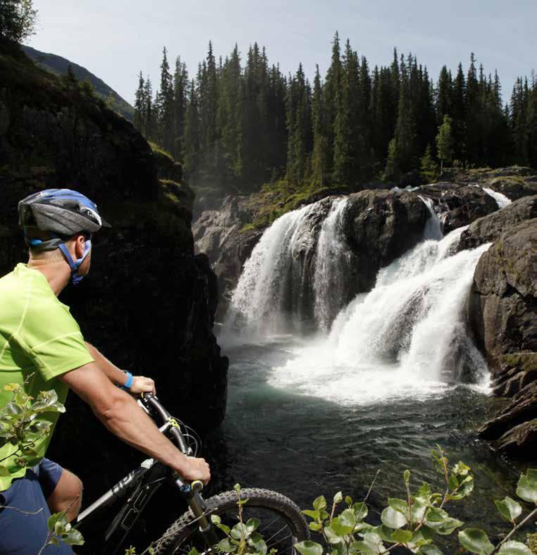 VERDT Å SE WORTH SEEING RJUKANDEFOSSEN - er en imponerende og kraftfull dobbeltløpet foss med 18 meters fall ned gjennom et trangt gjel.