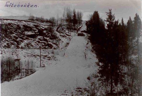 De første skibakkene som UFS kalte sine skibakker lå i Håtveitlia. Det var mist to forskjellige bakker der og de var mye i bruk, så sent som i 1947.