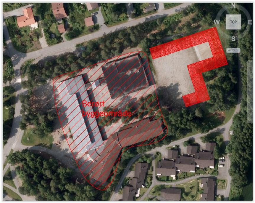 Alternativ 3: Midlertidig modulskole settes opp på Rustad skole Figur 3. Midlertidig modulskole på Rustad skole. Området må planeres noe før etablering. Vann-/avløpsledning i sydvestre ende av tomta.