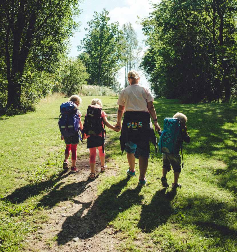 Vi dokumenterer gjennom ukesrapporter, daglig foreldrekontakt, fotomontasjer og utstillinger i tillegg til halvårsrapporter.