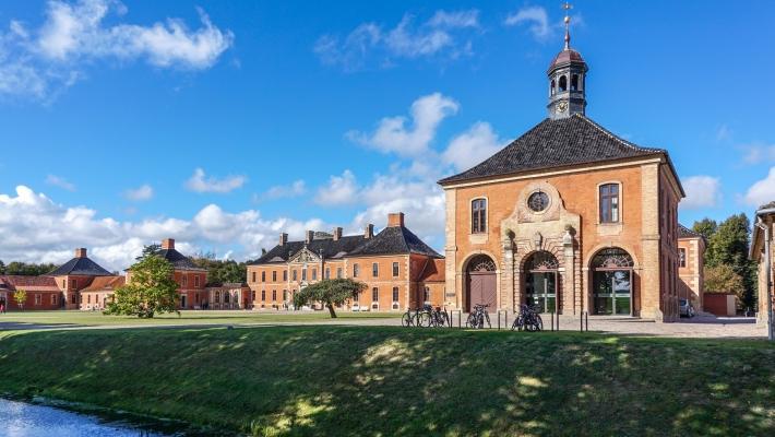 Slottet ligger mellom Leonorenwald og kystkommunen Boltenhagen. Tigerpark Dassow (21.9 km) Denne familieejede tigerparken er en av Europas største tiger- og løveparker.