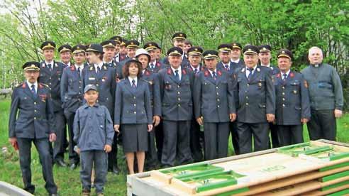 GENERACIJE FLORIJANOVA NEDELJA NA RAVNIKU PGD Hotedršica vsako leto obišče cerkvico na Ravniku na god zavetnika gasilcev, Sv. Florijana.