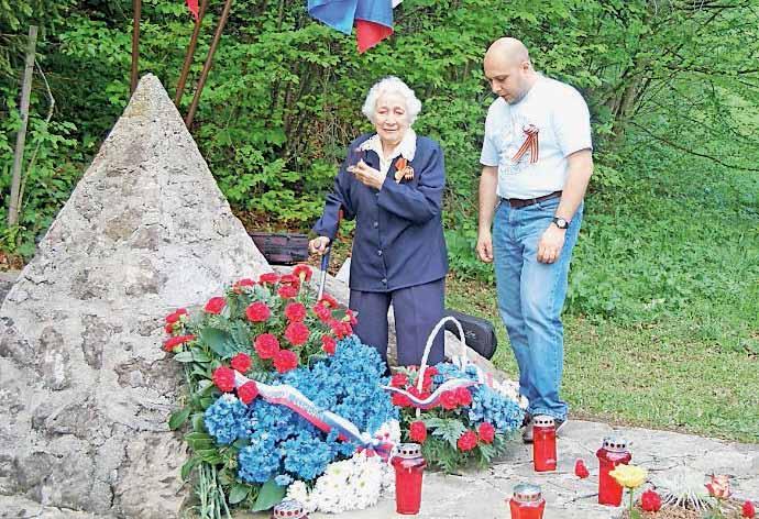 DRUŽBA URA SPOMINA POD OBRONKI HRUŠICE Foto: Branko Rupnik Veteranka druge svetovne vojne Larisa Viktorovna Zadikjan ob spomeniku ruskim vojnim ujetnikom na Vodicah pod Hrušico.