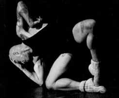 Pra{}aju povodom trideset godina igre Aleksandra Izrailovskog, prvaka Baleta Narodnog pozori{ta ss avremeni igra~ki projekt Pra{}aju, premijerno izveden 20. februara 2001.