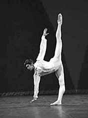 Me utim, poznati francuski umetnik ka`e da nedoumica ne treba da bude, jer u operi pevaju, a u baletu igraju, a u njegovom spektaklu se ~uje druga muzika [esta simfonija ^ajkovskog (Pateti~na).