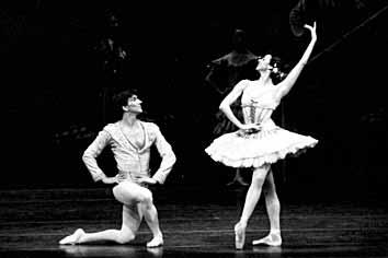 Ove sezone to su bili baleti @izela, Don Kihot, Labudovo jezero, Pepeljuga, Vesela udovica i premijerno izveden balet Onjegin (kor. John Cranko).