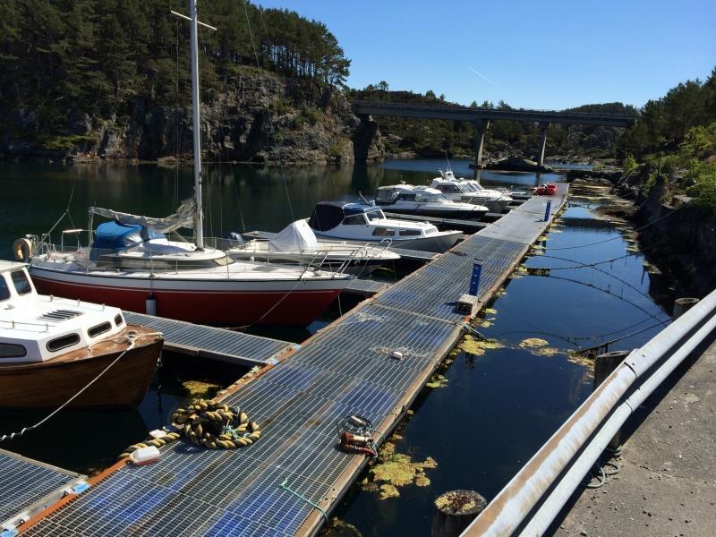 Søraust på Ulvøy finnes ei småbåthamn med flytebrygge (figur 21) som fremmer fritidsaktivitetar, båtliv og friluftsliv i området.