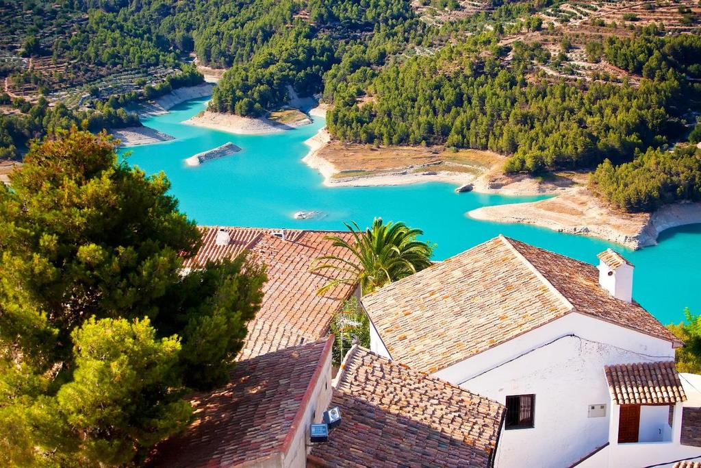 1 FLOTTE VANDRINGER PÅ COSTA BLANCA Sol, blått hav, kultur, historie og vandring. Costa Blanca eller "den hvite kyst", er en av Spanias mest spektakulære kyststrekninger.